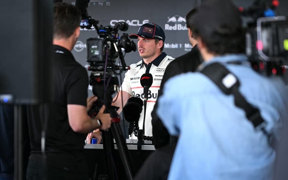 Max Verstappen durante coletiva em Silverstone (foto: Ben STANSALL / AFP)