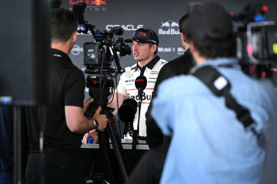 Max Verstappen durante coletiva em Silverstone (foto: Ben STANSALL / AFP)