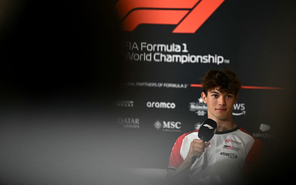 Oliver Bearman durante coletiva em Silverstone (foto: Ben STANSALL / AFP)