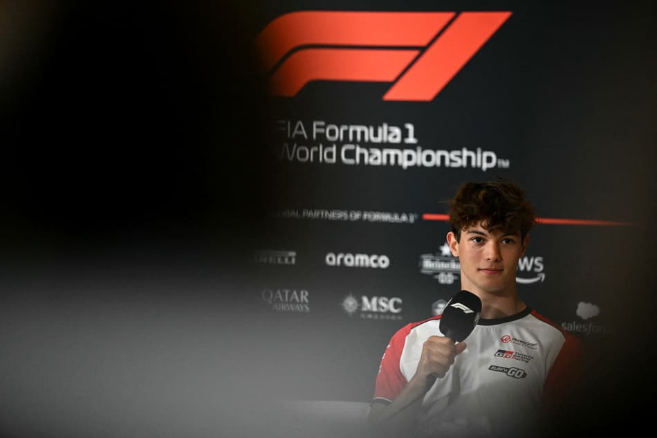 Oliver Bearman durante coletiva em Silverstone (foto: Ben STANSALL / AFP)