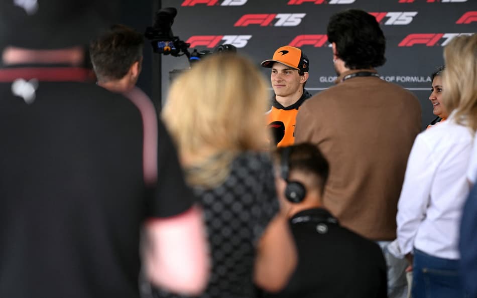 Oscar Piastri durante coletiva em Silverstone (foto: Ben STANSALL / AFP)