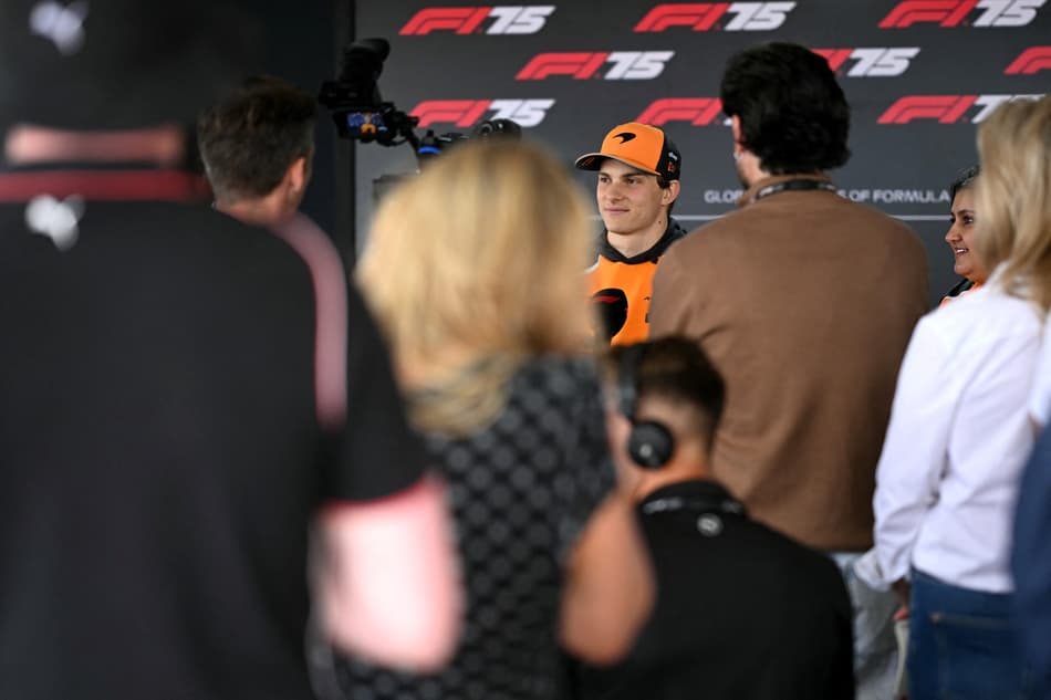 Oscar Piastri durante coletiva em Silverstone (foto: Ben STANSALL / AFP)