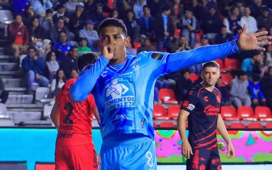 John Kennedy, emprestado pelo Fluminense ao Pachuca. (Foto: Reprodução/Pachuca)