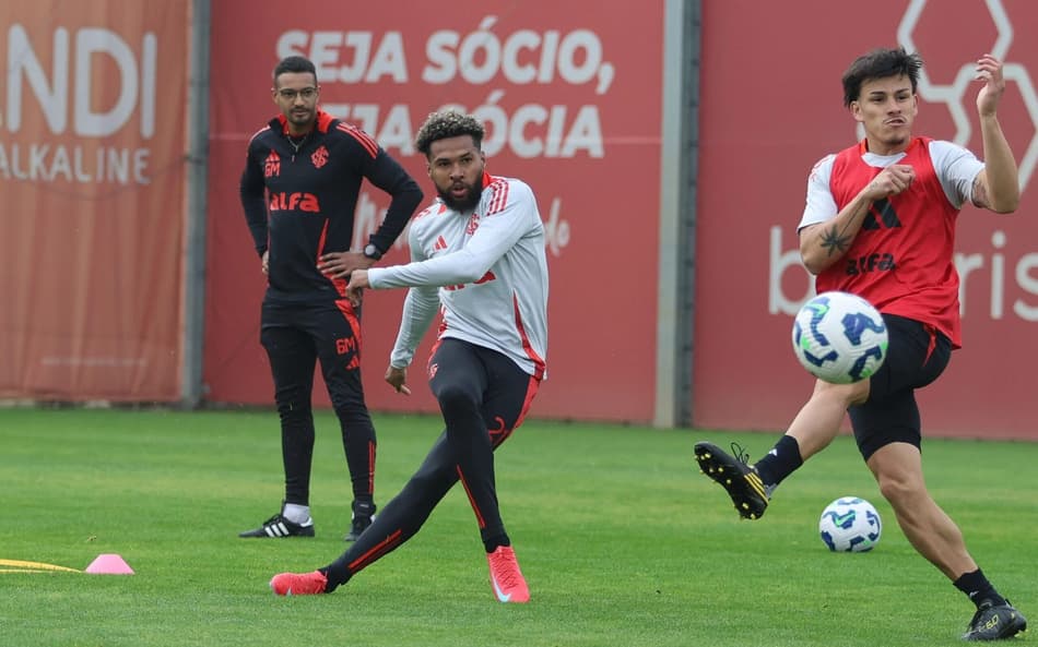 Wesley e Bernabei em treino do Internacional no CT Parque Gigante
