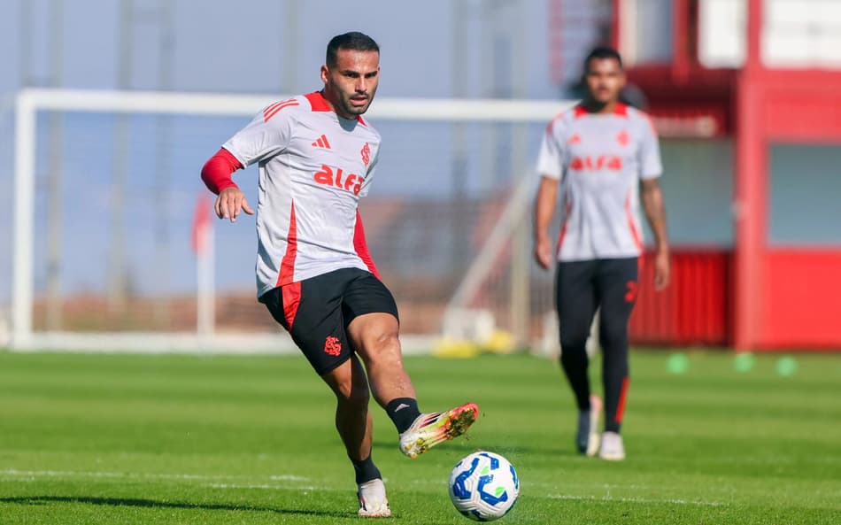 Thiago Maia, volante do Internacional, em treino no CT Parque Gigante