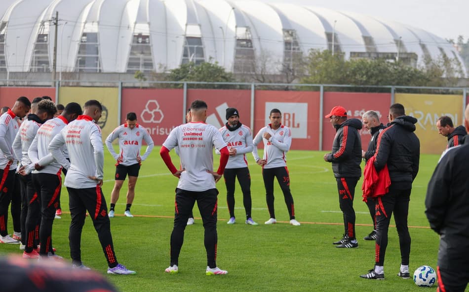 Roger Machado conversa com o grupo do Internacional