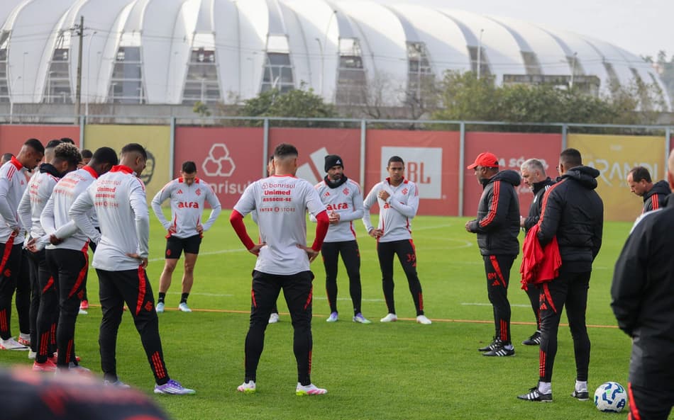 Roger Machado conversa com o grupo do Internacional