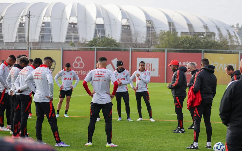 Roger Machado conversa com o grupo do Internacional