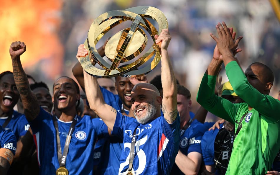 Técnico do Chelsea, Maresca ergue troféu de campeão do Mundial de Clubes