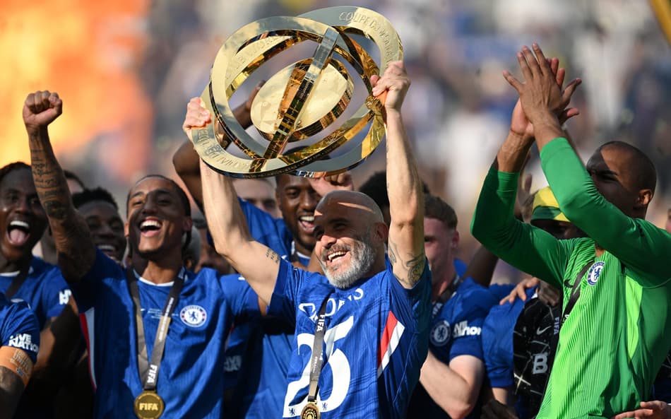 Técnico do Chelsea, Maresca ergue troféu de campeão do Mundial de Clubes