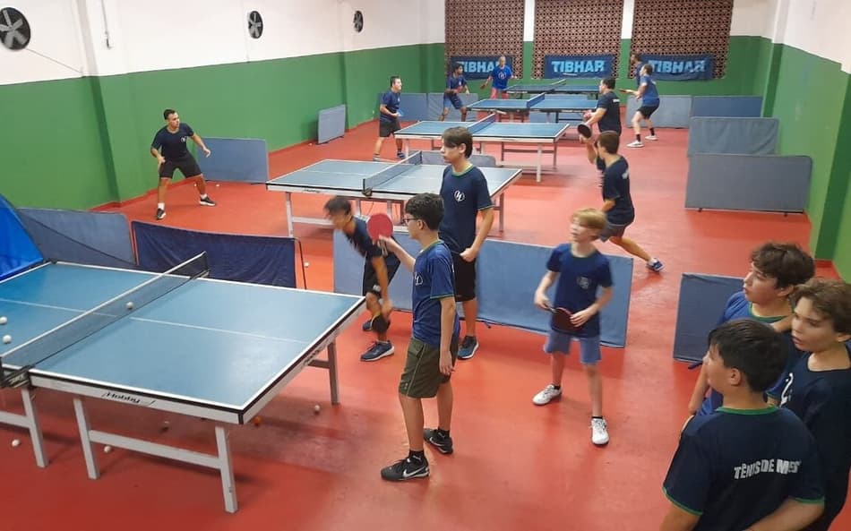 Alunos praticando tênis de mesa em clube na Zona Sul do Rio (Foto: Kauhan Fiaux / Lance!)