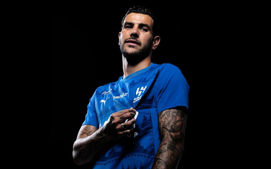 Theo Hernández foi anunciado pelo Al-Hilal (Foto: Divulgação/Al-Hilal)
