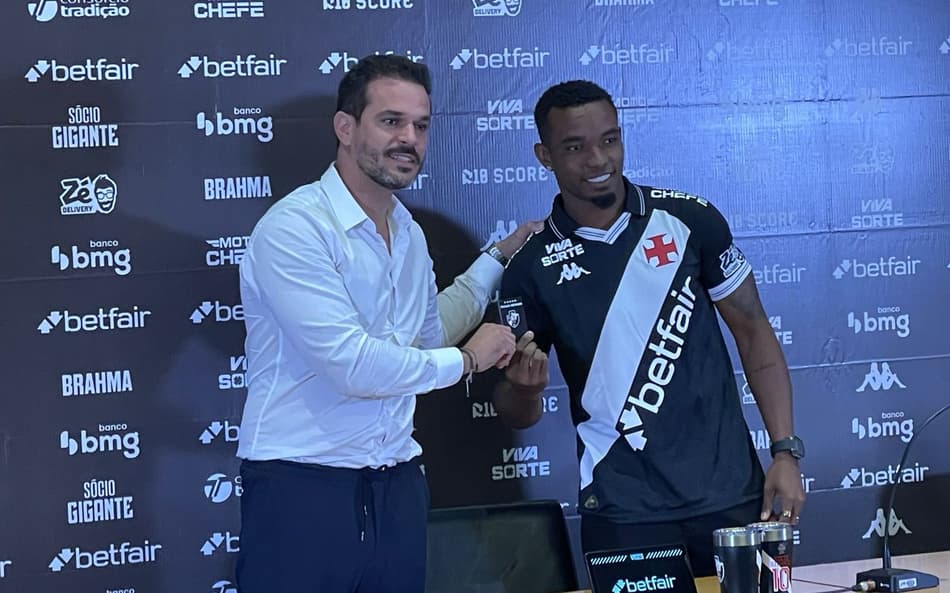 Thiago Mendes ao lado de Admar Lopes em apresentação no Vasco
