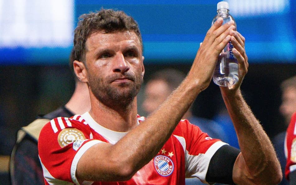 Thomas Muller aplaudindo a torcida do Bayern de Munique após a eliminação do Bayern de Munique (Foto: Divulgação/Bayern de Munique)