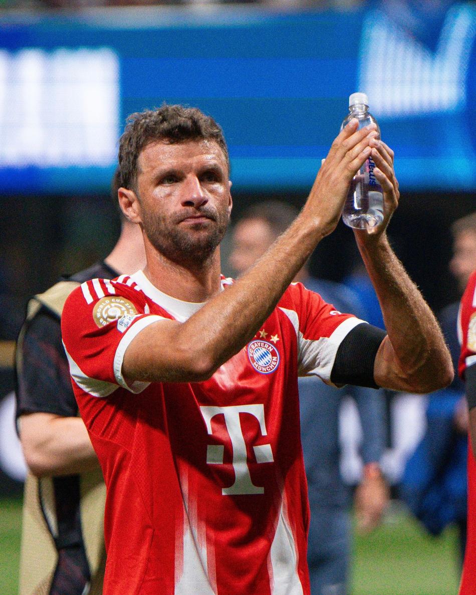 Thomas Muller aplaudindo a torcida do Bayern de Munique após a eliminação do Bayern de Munique (Foto: Divulgação/Bayern de Munique)