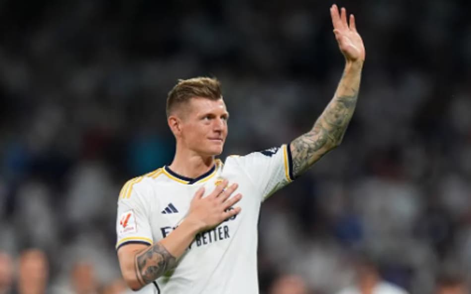 Toni Kroos em despedida pelo Real Madrid no Santiago Bernabéu (Foto: AFP)