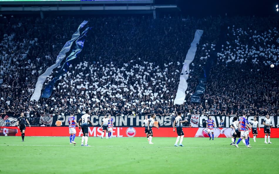 Jogadores do Corinthians disputam lance com atletas do Fortaleza com torcida ao fundo na Neo Química Arena