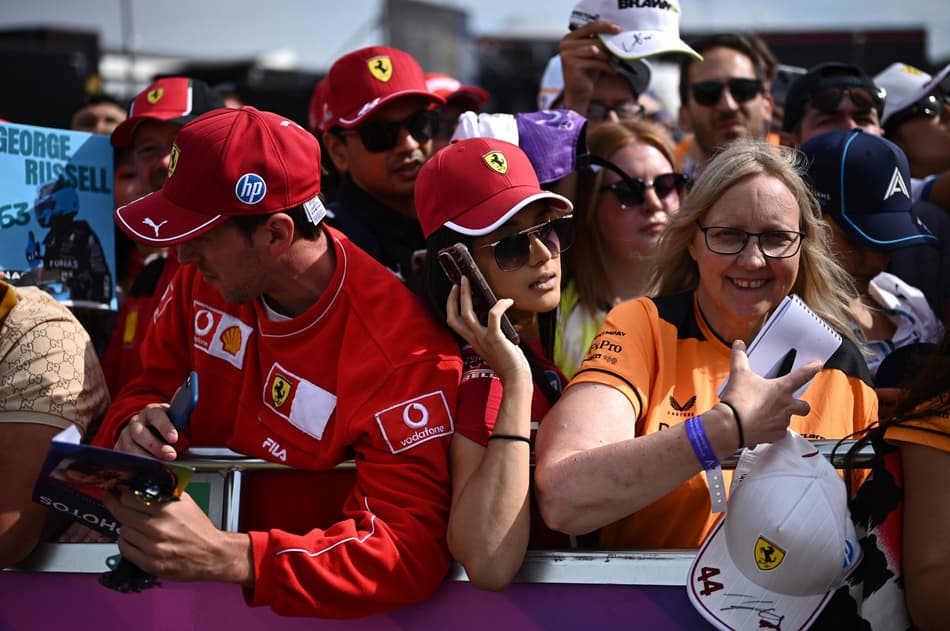 Torcida tieta pilotos da Fórmula 1 em Silverstone