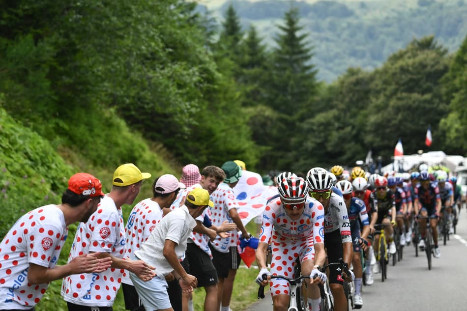 O piloto belga da equipe XRG, Tim Wellens, vestindo a camisa de bolinhas do grupo de pilotos (pelotão) durante a 10ª etapa da Tour de France 2025 (foto: Marco BERTORELLO / AFP)
