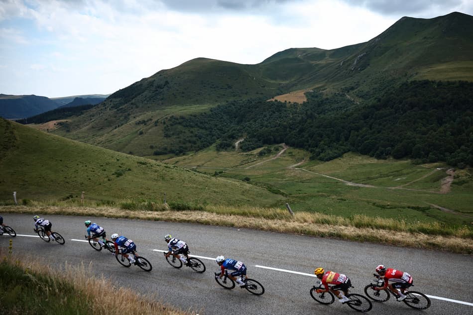 Grupo de ciclistas pedala na descida do Col de la Croix Morland durante a 10ª etapa da Tour de France 2025 (foto: Anne-Christine POUJOULAT / AFP)