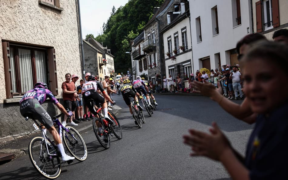 Os líderes pedalam na subida do Col de la Croix Morand durante a 10ª etapa da Tour de France 2025 (foto: Anne-Christine POUJOULAT / AFP)
