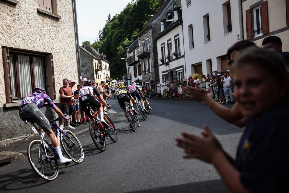 Os líderes pedalam na subida do Col de la Croix Morand durante a 10ª etapa da Tour de France 2025 (foto: Anne-Christine POUJOULAT / AFP)