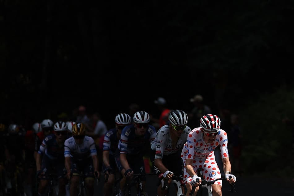 O piloto belga da equipe XRG, Tim Wellens, vestindo a camisa de bolinhas com o grupo de pilotos na 10ª etapa da Tour de France 2025 (foto: Anne-Christine POUJOULAT / AFP)