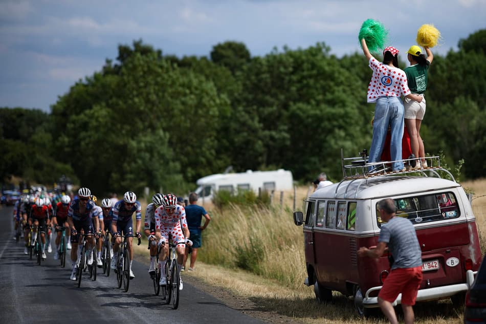 O piloto belga da equipe XRG, Tim Wellens, vestindo a camisa de bolinhas com o grupo de pilotos na 10ª etapa da Tour de France 2025 (foto: Anne-Christine POUJOULAT / AFP)
