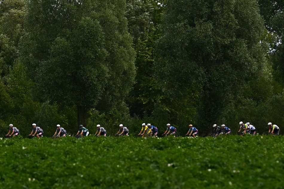 Ciclistas pedalam no trecho entre Valenciennes e Dunquerque, no norte da França (foto: Loic VENANCE / AFP)