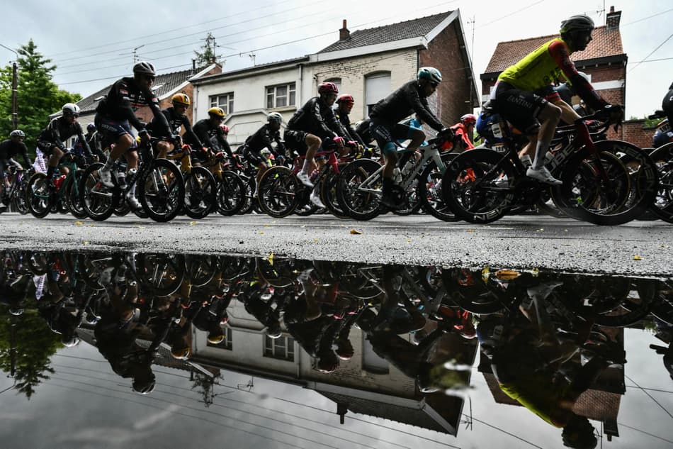 Ciclistas pedalam no trecho entre Valenciennes e Dunquerque, no norte da França (foto: Marco BERTORELLO / AFP)