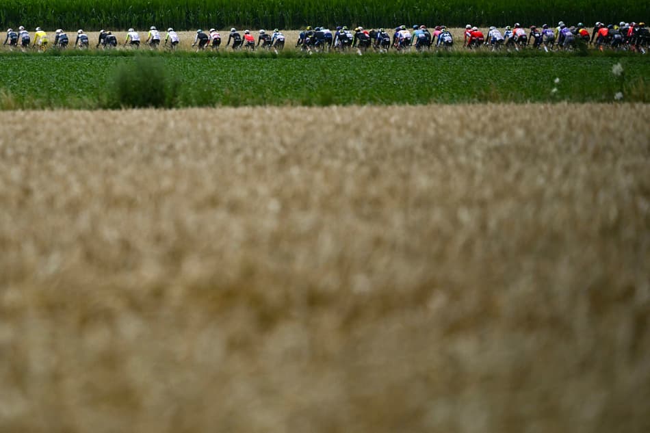 Ciclistas pedalam no trecho entre Valenciennes e Dunquerque, no norte da França (foto: Loic VENANCE / AFP)