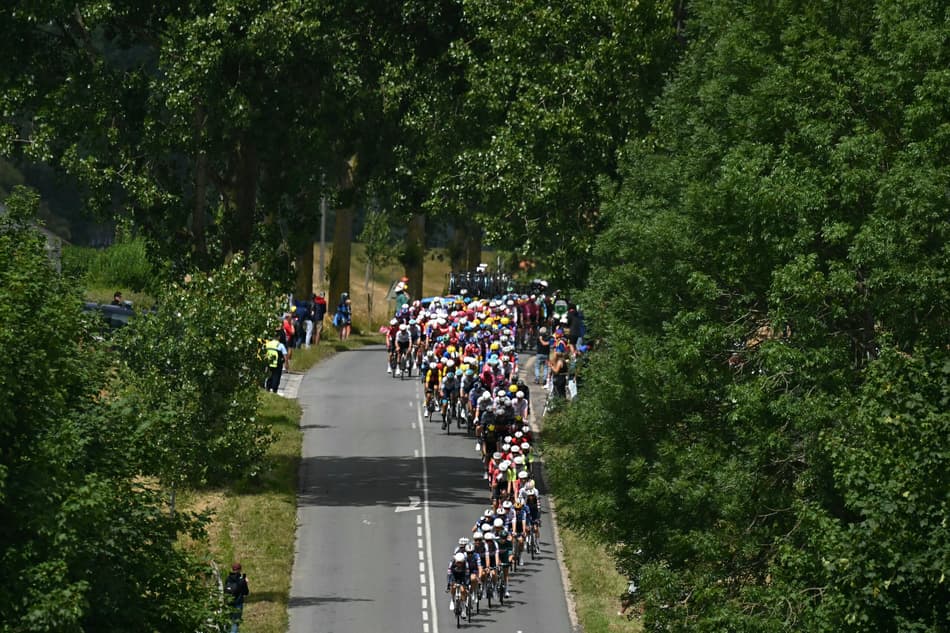 Ciclistas pedalam no trecho entre Valenciennes e Dunquerque, no norte da França (foto: Loic VENANCE / AFP)