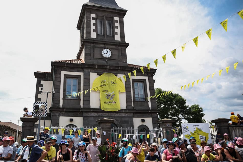 O grupo de ciclistas pedala no início entre Ennezat e Le Mont-Dore Puy de Sancy, no centro da França, pela Tour de France 2025. (foto: Anne-Christine POUJOULAT / AFP)