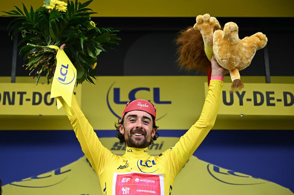 O piloto irlandês da equipe EasyPost, Ben Healy, comemora no pódio com a camisa amarela de líder geral após a 10ª etapa da 112ª edição da Tour de France 2025 (foto: Loic VENANCE / AFP)