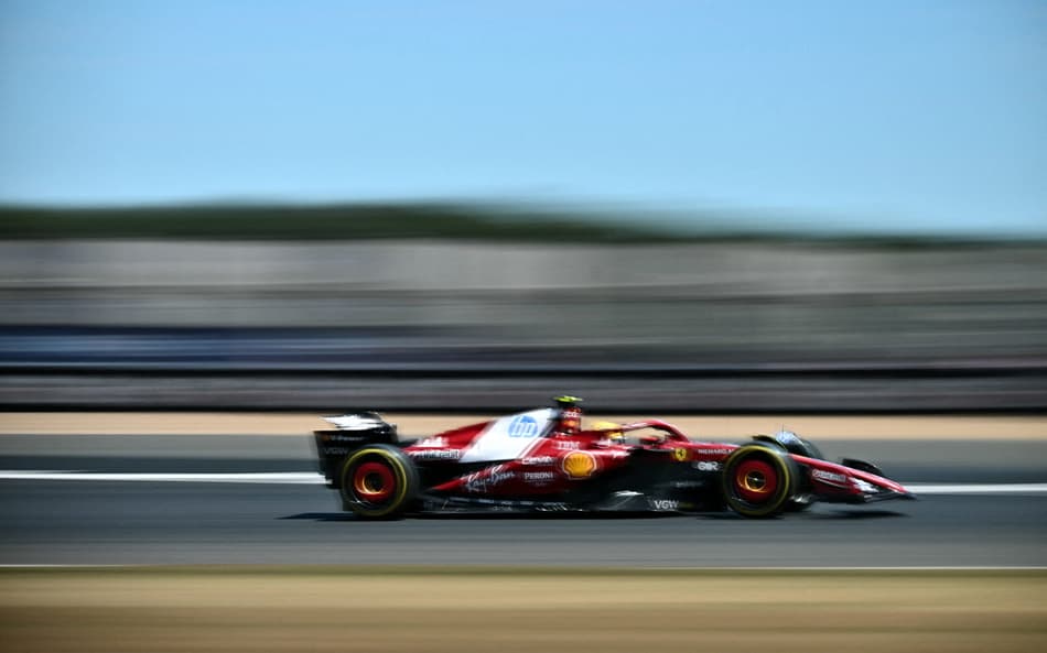 Lewis Hamilton na primeira sessão de treinos em Silverstone, para o GP da Inglaterra (foto: Ben STANSALL / AFP)