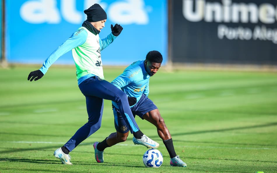 Alysson e Amuzu disputam bola em treinamento no CT Luiz Carvalho. (Foto: Lucas Uebel/Grêmio FBPA)