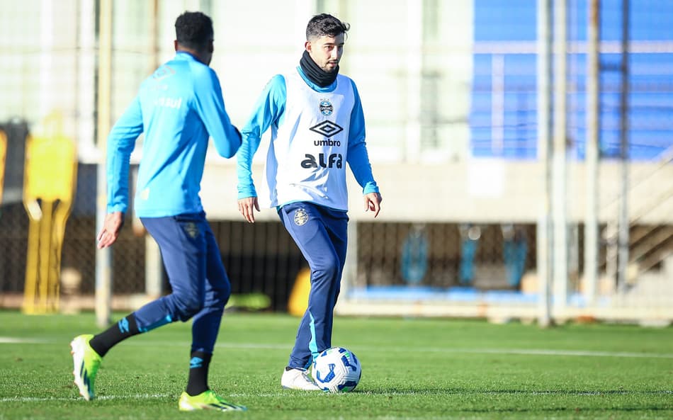 Villasanti com a bola em treinamento do Grêmio. (Foto: Lucas Uebel/Grêmio FBPA)