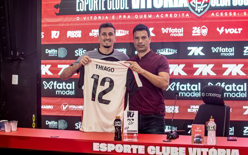 Thiago Couto é apresentado oficialmente no Vitória (Foto: Victor Ferreira / EC Vitória)