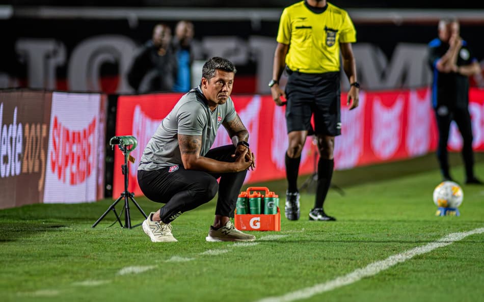 Thiago Carpini comanda o Vitória contra o Confiança (Foto: Victor Ferreira / EC Vitória)