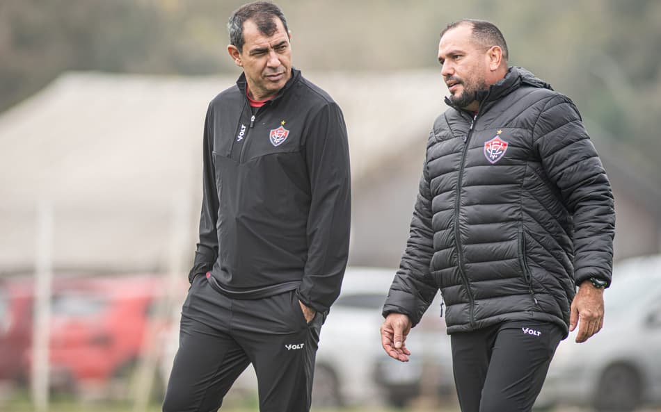 Carille conversa com auxiliar em treino do Vitória (Foto: Victor Ferreira / EC Vitória)