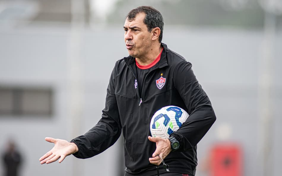 Carille comanda treino do Vitória (Foto: Victor Ferreira / EC Vitória)