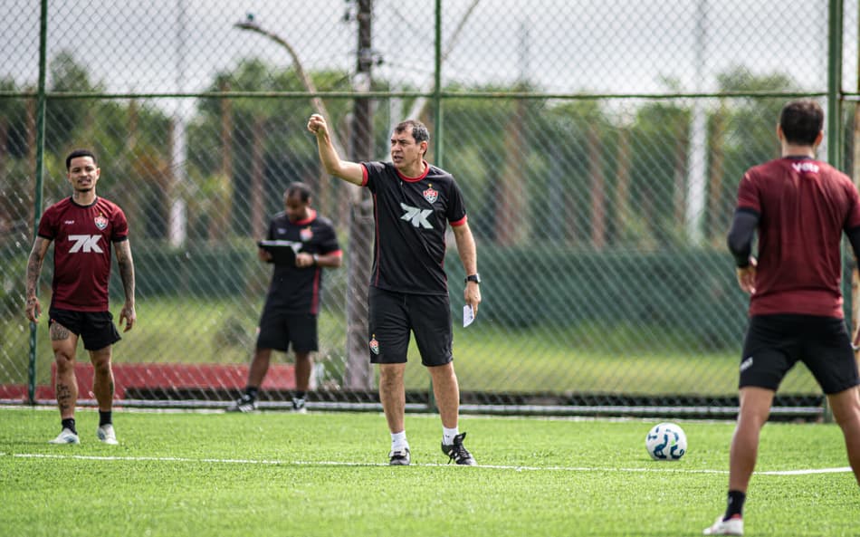 Fábio Carille comanda treino do Vitória no gramado sintético do Barradão (Foto: Victor Ferreira / EC Vitória)