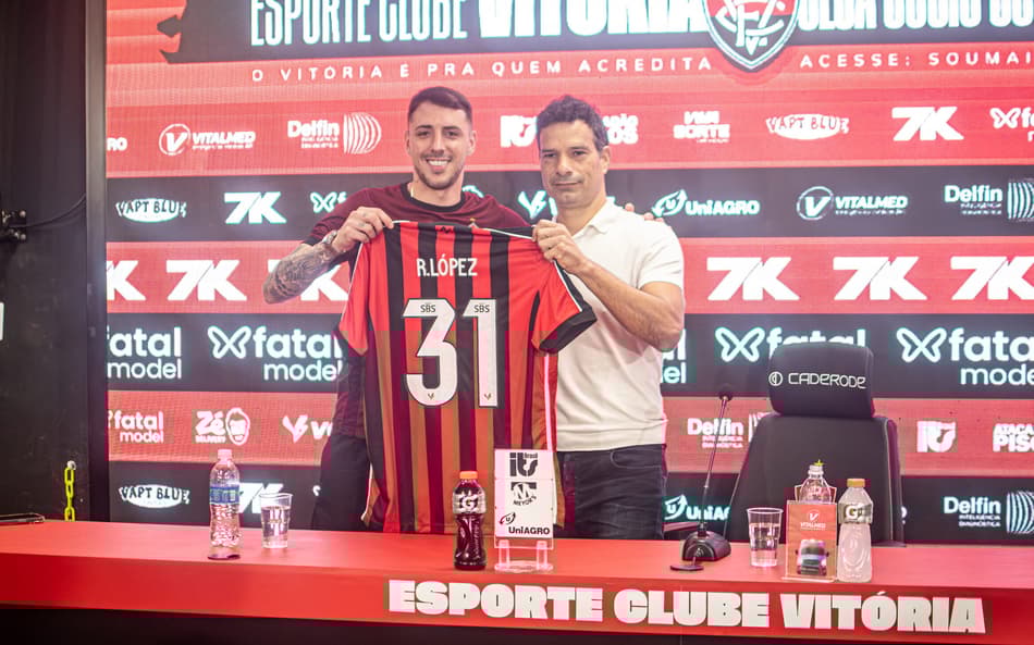 Renzo López é apresentado pelo diretor de futebol Gustavo Vieira (Foto: Victor Ferreira / EC Vitória)