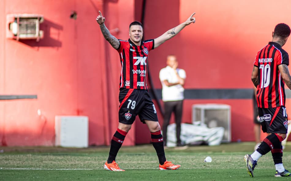 Renato Kayzer comemora gol contra o Bragantino (Foto: Victor Ferreira / EC Vitória)