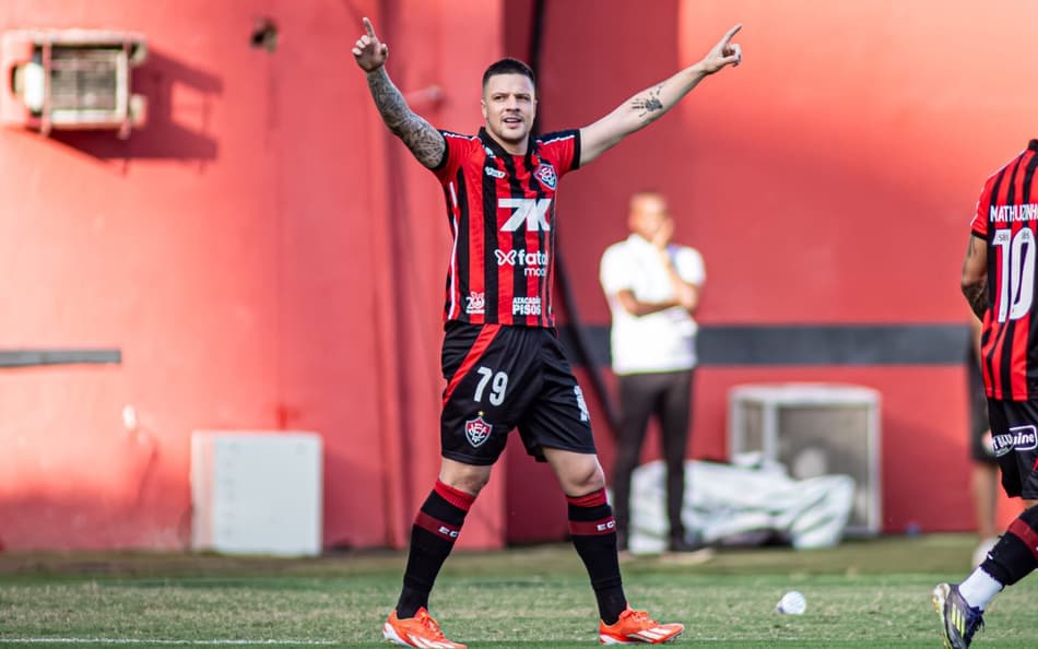 Renato Kayzer comemora gol contra o Bragantino (Foto: Victor Ferreira / EC Vitória)