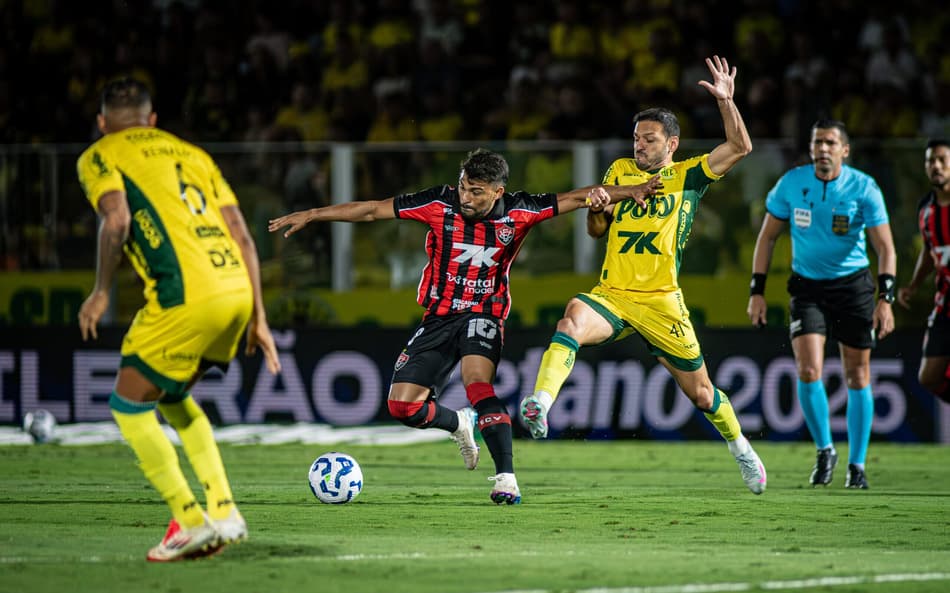 Ronald disputa bola contra o Mirassol (Foto: Victor Ferreira / EC Vitória)