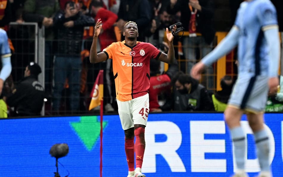 Victor Osimhen comemora um de seus dois gols na vitória do Galatasaray sobre o Tottenham pela Europa League
