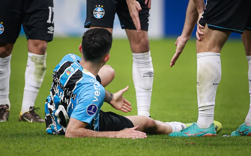 Villasanti foi substituído após sofrer pancada no jogo contra o Alianza Lima. (Foto: Maxi Franzoi/AGIF)