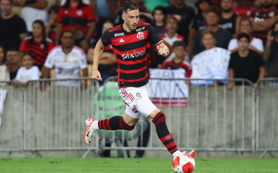 Víña será novidade em amistoso do Flamengo (Foto: Marcelo Cortes/CRF)
