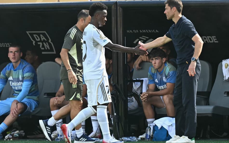 Vini Jr cumprimenta Xabi Alonso ao ser substituiído no Real Madrid contra o PSG, no Mundial